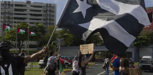 Miembros del grupo 'Jornada Se Acabaron las Promesas' protestan este viernes contra la visita de la vicepresidenta estadounidense, Kamala Harris