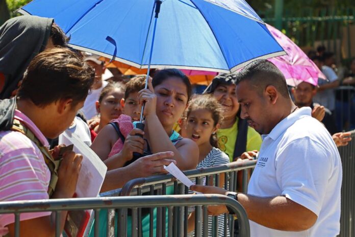 La ley permite a la Policía detener y expulsar a migrantes sospechosos de ingresar de forma irregular a Estados Unidos.