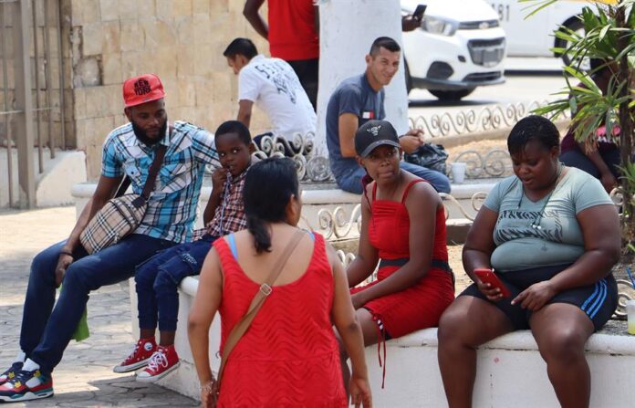 Migrantes de origen haitiano esperan para regularizar situación migratoria, (3)