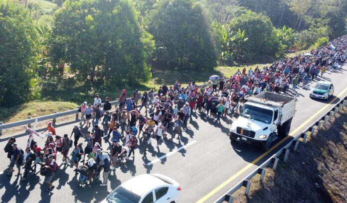 Migrantes que integran el 'Viacrusis migrante' caminan en caravana (1) Migrantes
