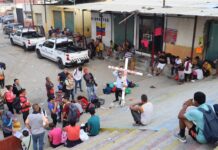 “Este viacrucis fue algo doloroso, como el que estamos sintiendo en carne propia", relató María Patajalo Ramos, ecuatoriana de 31 años que cargó la cruz durante la última del recorrido.
