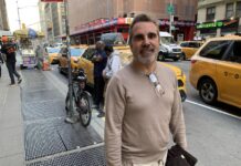 El director del Flamenco Festival Nueva York, Miguel Marín, posa para EFE durante la entrevista en la que ha explicado que organizar una cita como esta es algo “vertiginoso”, y se muestra muy satisfecho del impacto que tienen los recitales durante las casi tres semanas que dura el evento.