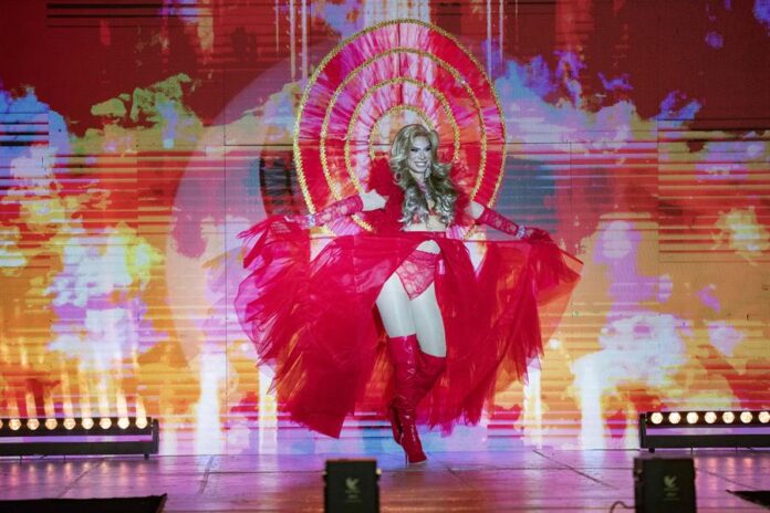 La ganadora Kristina Pheyton participa en el concurso Miss Gay Nicaragua, el 8 de marzo de 2024, en el hotel Holiday Inn de Managua.