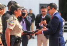 Noboa entregó 7.193 pistolas 9 milímetros block y  18.787 chalecos blindados "que en Estados Unidos son un referente por su altísima resistencia", dijo al ratificar el apoyo del Gobierno a las fuerzas del orden.