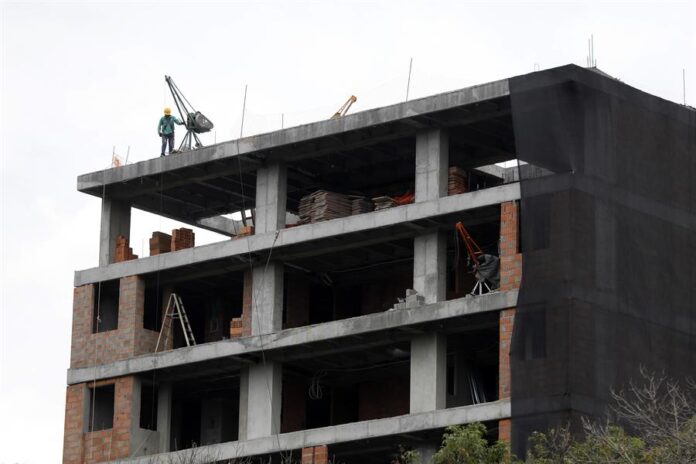 Obreros trabajan en la construcción de una vivienda