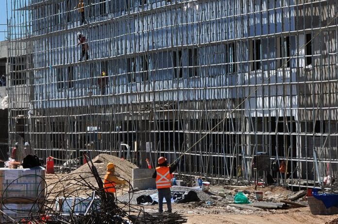 Obreros trabajan en una construcción el 2 de marzo de 2024, en Ciudad Juárez trabajadores