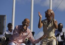 Papo Rosario, del Gran Combo de Puerto Rico, se presenta durante el 40 aniversario del Día Nacional de la Salsa