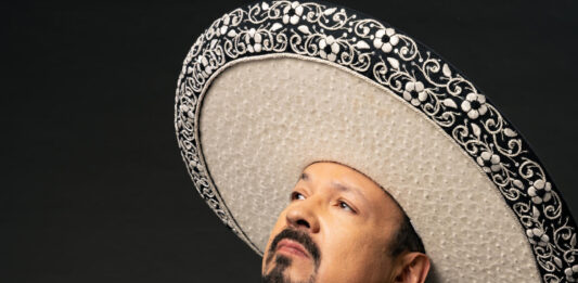 Pepe Aguilar, quien publicó este viernes el sencillo 'Corazón a medio día', un nuevo tema que lanza el mismo día en que comenzará en California su gira 'Jaripeo hasta los huesos'.