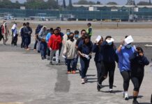 Personas llegan deportadas de Estados Unidos este jueves al aeropuerto de Ciudad de Guatemala