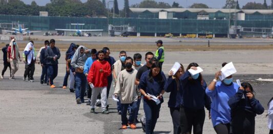 Personas llegan deportadas de Estados Unidos este jueves al aeropuerto de Ciudad de Guatemala