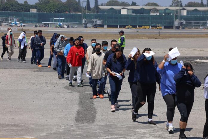 Personas llegan deportadas de Estados Unidos este jueves al aeropuerto de Ciudad de Guatemala