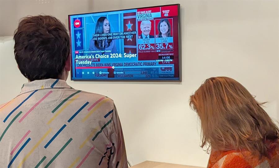Personas observan un televisor en un bar este martes en Raleigh