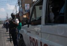 Policías hacen presencia en una protesta contra el primer ministro de Haití, Ariel Henry