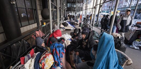 Nueva York ha invertido 7,6 millones de dólares en pagar boletos de avión o autobús para unos 28.500 inmigrantes.