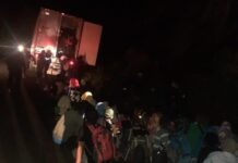 Rescatados 200 migrantes que viajaban en un camión en el norte de México Los agentes repartieron botellas con agua a los migrantes, pero negaron el acceso a una ambulancia para que revisara su estado de salud, según informa el diario mexicano 'La Jornada'.