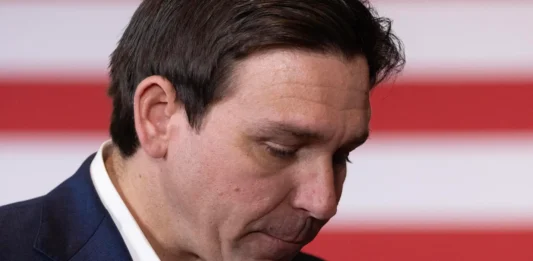 El gobernador de Florida, Ron DeSantis, firmó este lunes una polémica ley que prohíbe a los menores de 13 años abrir cuentas en redes sociales.