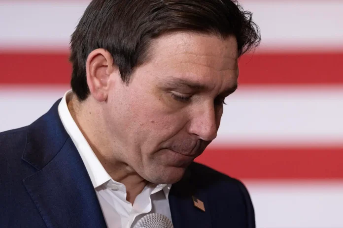 El gobernador de Florida, Ron DeSantis, firmó este lunes una polémica ley que prohíbe a los menores de 13 años abrir cuentas en redes sociales.