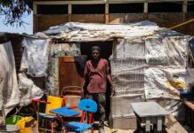 Se agudiza la situación sanitaria en Haití, donde hay escasez de todo Un hombre posa en el lugar donde vive junto a su familia en el campamento de refugiados en el Liceo Marie Jeanne este jueves, en Puerto Príncipe, Haití.