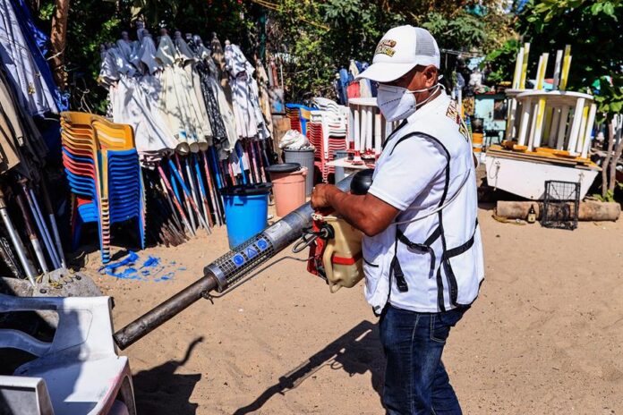 Trabajadores participan en una jornada de fumigación en zonas propensas a la proliferación de los mosquitos transmisores del dengue (3)