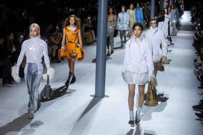 Un Louis Vuitton introspectivo cierra la Semana de la Moda parisina efe Un Louis Vuitton introspectivo cierra la Semana de la Moda parisina.