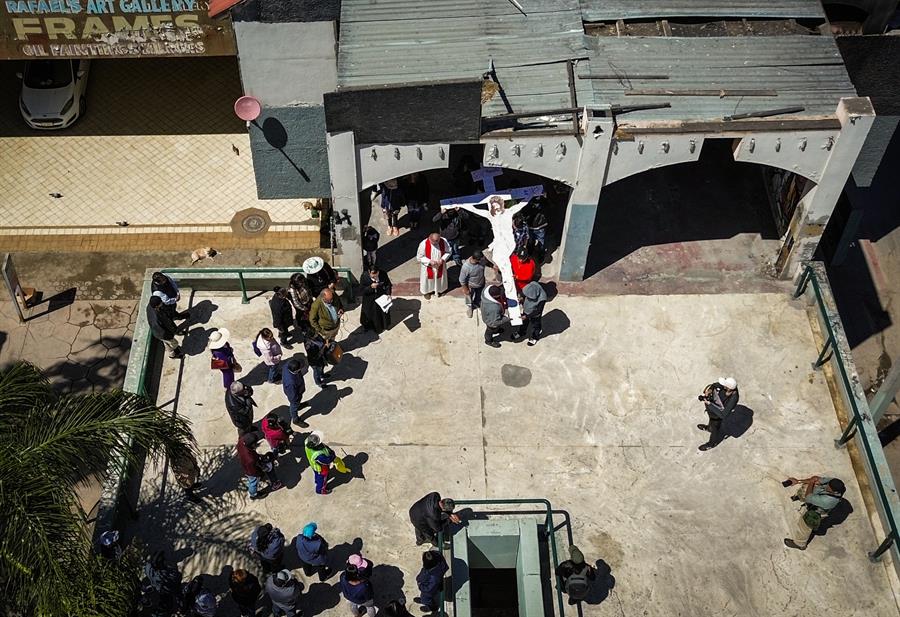 Un grupo de migrantes realiza un viacrucis desde el comedor Padre Chava y Albergue Salesiano, (2)