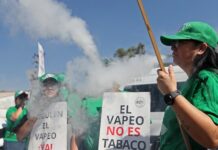 Un grupo de personas a favor del ‘vapeo’ se manifiestan este martes frente a la Cámara de Diputados, (3)