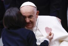 Un niño abraza al Papa Francisco