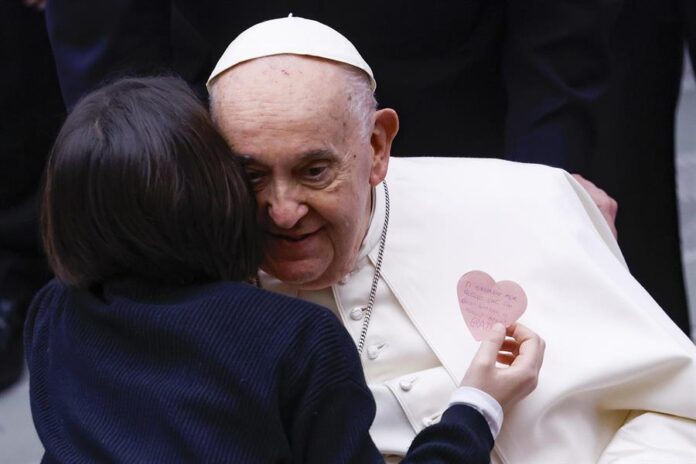 Un niño abraza al Papa Francisco