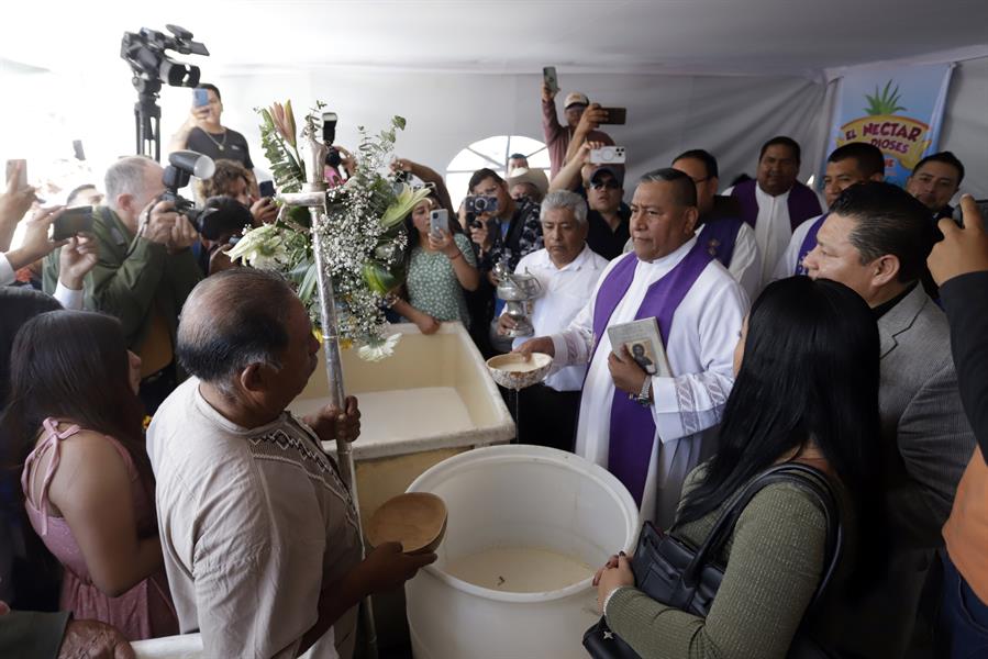 Un sacerdote bendice el Pulque (bebida prehispánica)