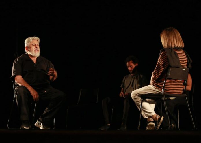 El elenco de la compañía teatral chilena Teatro Ictus ensaya la obra 'Primavera con una esquina rota', basada en la novela homónima del escritor uruguayo Mario Benedetti.