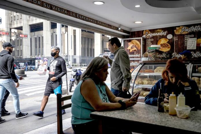 Varias personas consumen alimentos en un restaurante de comida rápida, este miércoles en Caracas (Venezuela). Varias personas consumen alimentos en un restaurante de comida rápida, este miércoles en Caracas. Venezuela.