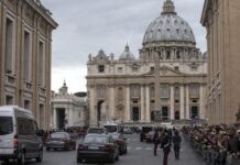 El Vaticano ha echado del clero a 18 religiosos belgas culpables de abusos sexuales La retirada del estatus de clérigo implica la pérdida del hábito y de todos los deberes y derechos eclesiásticos, lo que deriva, entonces, en un estado de secularización.