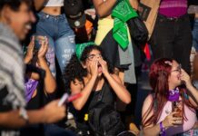 Las manifestantes escribieron frases en el asfalto y portaron carteles con mensajes como "el feminismo te incomoda más que los feminicidios" y "hoy no están todas nuestras voces juntas porque desde la tumba no se puede gritar".