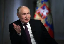 Putin llamó por teléfono al líder crimeo, Serguéi Axiónov, y al alcalde de la ciudad portuaria de Sebastopol, Alexéi Chali, informó el Kremlin.