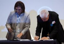 Xóchitl Gálvez (i), y el presidente del Episcopado Mexicano, Rogelio Cabrera