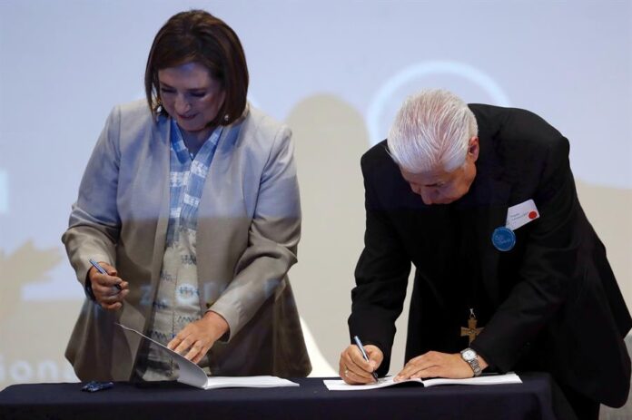 Xóchitl Gálvez (i), y el presidente del Episcopado Mexicano, Rogelio Cabrera