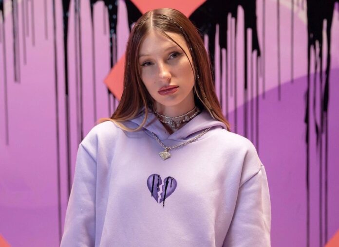 Yami Safdie 1 La misión de Yami Safdie siempre ha sido conectar con la gente a través de su música.