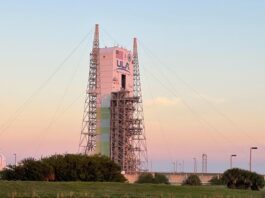 cohete Delta IV Heavy instalado en el complejo de lanzamiento espacial en la Estación de la Fuerza Espacial de Cabo Cañaveral