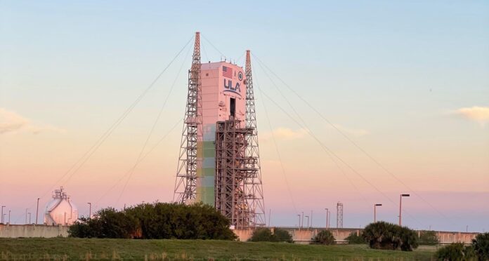 cohete Delta IV Heavy instalado en el complejo de lanzamiento espacial en la Estación de la Fuerza Espacial de Cabo Cañaveral cohete Delta IV Heavy instalado en el complejo de lanzamiento espacial en la Estación de la Fuerza Espacial de Cabo Cañaveral