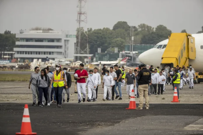 Los menores, entre los 9 y 17 años, llegarán en un avión militar de la Marina de México hacia las 10:00 hora local (16:00 GMT) a San Pedro Sula, en el norte de Honduras, indicó el cónsul hondureño Héctor Amador a la radio HRN, en Tegucigalpa.