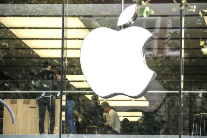 El caso coincide con el desplome de la venta de iPhones en China.