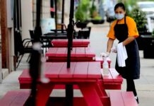 De acuerdo con la organización, el bajo salario que se paga a estos empleados -que redondean su sueldo con las propinas- no les permitió recibir una prestación de desempleo.