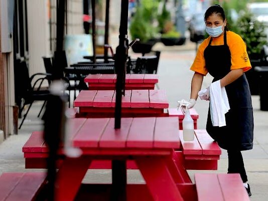 De acuerdo con la organización, el bajo salario que se paga a estos empleados -que redondean su sueldo con las propinas- no les permitió recibir una prestación de desempleo.