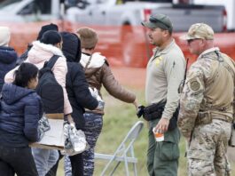 La Guardia Nacional de Texas, sobrepasada por un oleada migrante en la frontera grupo de migrantes