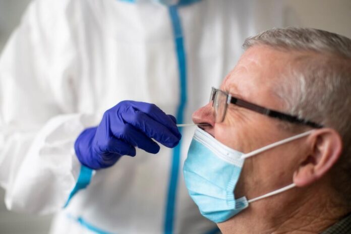 La covid-19 sigue siendo una amenaza importante para la salud pública, pero ya no presenta la emergencia que tuvo.