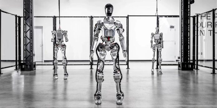 hombre mientras interactúa con Figura 01, el robot humanoide estrella de esta empresa que está pensado para ser usado en fábricas (2) Robot humanoide