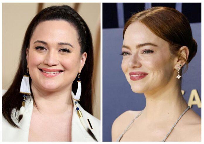 las actrices Lily Gladstone (i) y Emma Stone (d). Gladstone