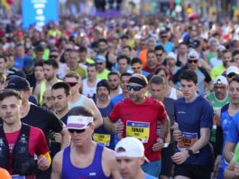 Más de 5.500 personas correrán en el Maratón CAF 2024 en Venezuela Los organizadores indicaron también que el número de mujeres que competirán ha alcanzado casi la mitad de la participación, mientras que el 44 % de los competidores provienen de regiones de Venezuela fuera de Caracas.