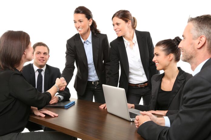 people-1979261_1280 Las empresas dirigidas por mujeres ayudan a orientar a individuos, profesionales y otras compañías hacia un futuro más equitativo y mejor.