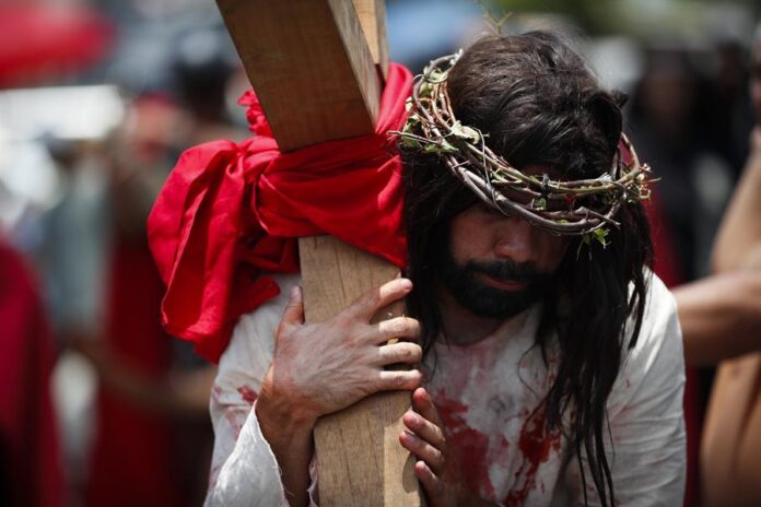 El Viacrucis y la crucifixión de Jesús forman parte de la serie de representaciones que comenzaron el domingo pasado a propósito de la Semana Santa, a cargo de la pastoral de teatro y cultura 'Los Amigos de Jesús'.